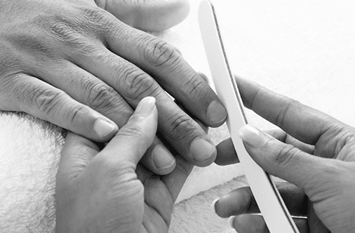 En temel düzeyde, erkekler için manikür , tırnakları törpülemeyi, ellerdeki cildi yumuşatmayı ve tırnak etlerini şekillendirmeyi içerir.
